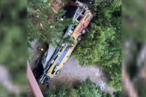 Εννέα νεκροί – Λεωφορείο έπεσε από γέφυρα σε ποταμό