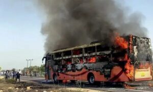 ΤΡΑΓΩΔΙΑ ΤΩΡΑ – ΔΕΝ ΤΟ ΧΩΡΑ Ο ΝΟΥΣ: ΛΕΩΦΟΡΕΙΟ ΓΕΜΑΤΟ ΚΟΣΜΟ ΤΥΛΙΧΤΗΚΕ ΣΤΙΣ ΦΛΟΓΕΣ – ΤΟΥΛΑΧΙΣΤΟΝ 19 ΝΕΚΡΟΙ