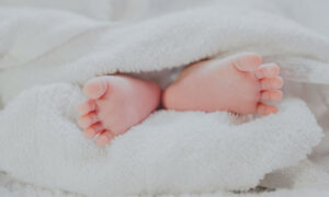 ΦΡΙΚΗ ΣΤΗ ΜΥΤΙΛΗΝΗ: Σερβιτόρα έλουσε με καυτό τσάι, βρέφος που καθόταν στο καρότσι του