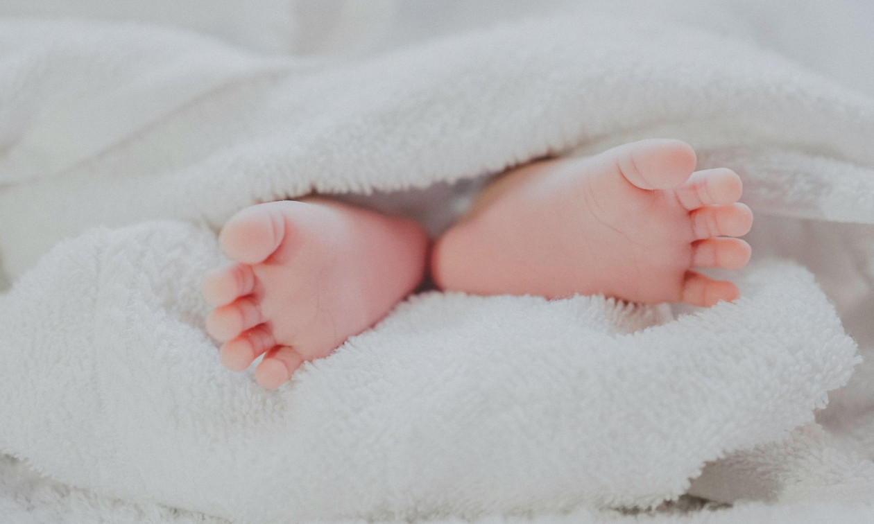 ΦΡΙΚΗ ΣΤΗ ΜΥΤΙΛΗΝΗ: Σερβιτόρα έλουσε με καυτό τσάι, βρέφος που καθόταν στο καρότσι του