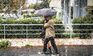 Αγριεύει κι άλλο ο καιρός: Έρχονται ΧΙΟΝΙΑ από αύριο – Προειδοποιούν για έντονα φαινόμενα 3 μετεωρολόγοι – Χάρτες με τις «κόκκινες» περιοχές