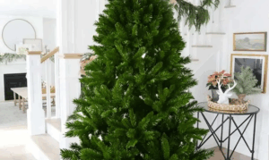 Πριν στολίσεις ψέκασε αυτό στο χριστουγεννιάτικο δέντρο και θα πάθεις σοκ με την βρώμα που θα βγάλει – Το υλικό που θα το κάνει «καινούργιο»