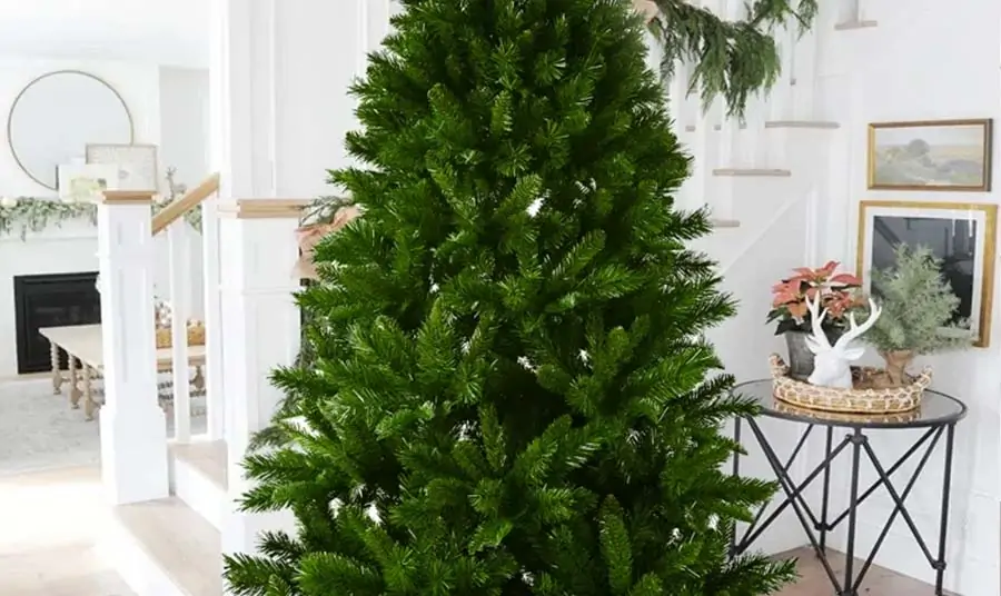 Πριν στολίσεις ψέκασε αυτό στο χριστουγεννιάτικο δέντρο και θα πάθεις σοκ με την βρώμα που θα βγάλει – Το υλικό που θα το κάνει «καινούργιο»