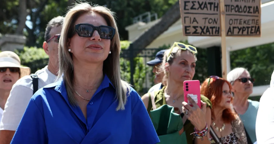 Η Μαρία Καρυστιανού κατέθεσε 1,3 εκατ. υπογραφές για την κατάργηση της ασυλίας πολιτικών – «Να σταματήσει η ατιμωρησία»