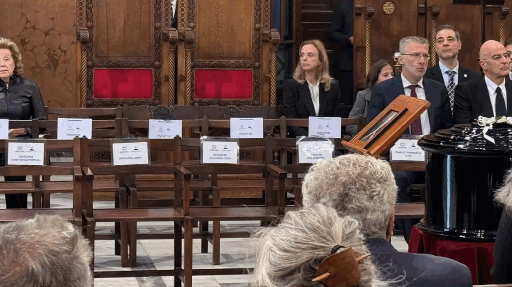 Θλίψη με τις άδειες καρέκλες στη κηδεία του Διονύση Σαββόπουλου – Δεν πήγε κανένας τους