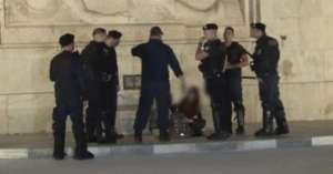 Σύνταγμα: Προσήχθη κοπέλα στο μνημείο του Αγνώστου Στρατιώτη – Καθόταν στο κενοτάφιο