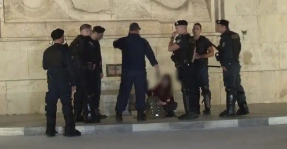 Σύνταγμα: Προσήχθη κοπέλα στο μνημείο του Αγνώστου Στρατιώτη – Καθόταν στο κενοτάφιο