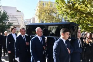 Κηδεία Σαββόπουλου: Συντετριμμένη η σύζυγός του, Άσπα – Ανατρίχιασε όλη η εκκλησία με το πένθιμο εμβατήριο της μπάντας του Πολεμικού Ναυτικού