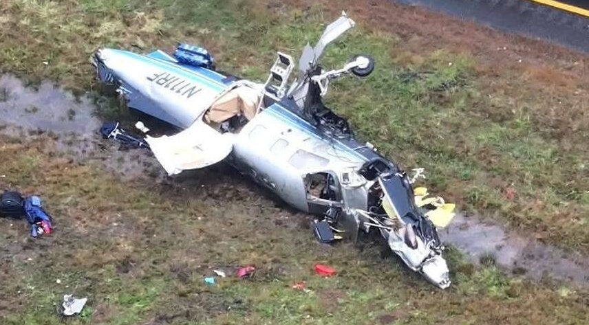 ΕΚΤΑΚΤΟ: Αεροπλάνο έπεσε σε δρόμο γεμάτο αυτοκίνητα – Έχουμε νεκρούς