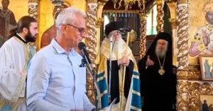 Η απάντηση του εκπαιδευτικού στον Μητροπολίτη Δωδώνης που του τα έψαλε γιατί είχε το πουκάμισο έξω από το παντελόνι
