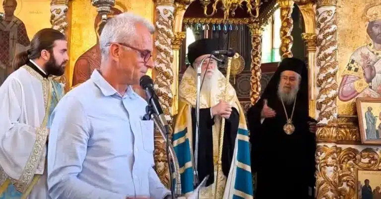 Η απάντηση του εκπαιδευτικού στον Μητροπολίτη Δωδώνης που του τα έψαλε γιατί είχε το πουκάμισο έξω από το παντελόνι