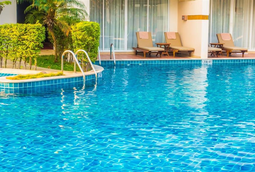 ΣΟΚ σε πασίγνωστο ελληνικό νησί: 3χρονη βρέθηκε στον πάτο πισίνας ξενοδοχείου - Δίνει μάχη για τη ζωή της