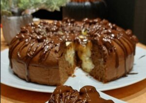 Αφράτο κέικ με βελούδινη σπιτική κρέμα πατισερί στη μέση, σαν τούρτα.