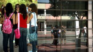 Έρχονται αλλαγές στην ενδυμασία στα σχολεία: Παρελθόν τα κολάν, τα βαμμένα νύχια και τα σκισμένα τζιν