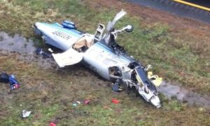 Συντριβή αεροσκάφους σε αυτοκινητόδρομο – Νεκρά δύο άτομα