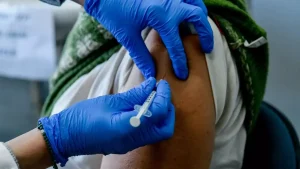 ΕΟΔΥ: Επείγουσα σύσταση για εμβολιασμό κατά του κορονοϊού – ποιοι πρέπει να κλείσουν ραντεβού τώρα