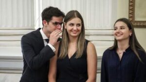 Ξεσπά η κόρη του Κ. Μητσοτάκη Σοφία: «Έλεος με τα fake news! Εγώ δεν έχω δει ποτέ τον μπαμπά μου να τρώει ποπ κορν ή να πίνει κόκα κόλα»