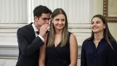 Ξεσπά η κόρη του Κ. Μητσοτάκη Σοφία: «Έλεος με τα fake news! Εγώ δεν έχω δει ποτέ τον μπαμπά μου να τρώει ποπ κορν ή να πίνει κόκα κόλα»