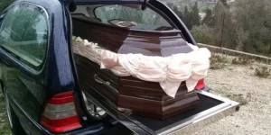 Τραγωδία σε κηδεία: Πατέρας πέθανε ενώ κουβαλούσε το φέρετρο του γιου του