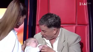 The Voice: «Παιδάκι μου εσύ!» – Ο Μαζωνάκης έκανε babysitting στο πλατό