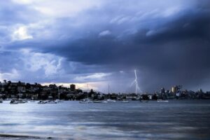 Κακοκαιρία «Barbara»: Απόψε έρχεται με καταιγίδες, χαλάζι και ισχυρούς ανέμους – Οι περιοχές σε «κόκκινο» συναγερμό