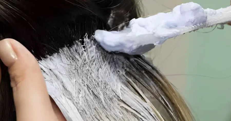 Το πιο κολακευτικό χρώμα μαλλιών που αψηφά την ηλικία και θα κυριαρχήσει σύμφωνα με κομμωτές