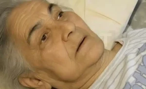 Ένας γιος πήγε τη μητέρα του σε ένα γηροκομείο, όπου την επισκεπτόταν κατά διαστήματα