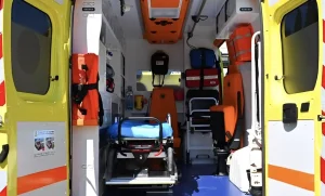 Ελλάδα…2025: Άνοιξε η πόρτα ασθενοφόρου εν κινήσει και έπεσε το φορείο με ασθενή στον δρόμο