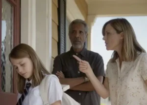 Μόλις στα δεκατέσσερά της, την πέταξαν έξω από το σπίτι επειδή ήταν έγκυος — χρόνια αργότερα, η επιστροφή της άφησε όλη την οικογένεια σε σοκ.