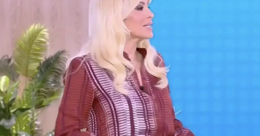 Επιτέλους το παραδέχτηκε η Κατερίνα Καινούργιου: Χάιδεψε την φουσκωμένη της κοιλίτσα στον αέρα της εκπομπής και το είπε