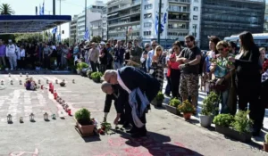 Σύνταγμα: Άφησαν λουλούδια στο μνημείο των θυμάτων των Τεμπών