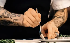 Χειροπέδες σε γνωστό τηλεοπτικό σεφ για χρέη 1,3 εκατ. ευρώ στο Δημόσιο – Αuτός είναι