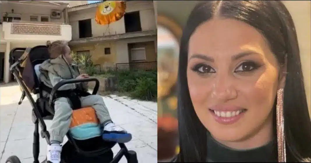 Ο μικρός Χρήστος αφήνει μπαλόνι στον ουρανό για τη μαμά του που χάθηκε στα Τέμπη