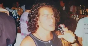 Όλοι ψάχνουν να βρουν ποιος είναι – Πασίγνωστος Έλληνας γόης σε νεαρή ηλικία με μακριά μαλλιά