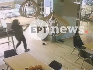 «Σκληρό» βίντεο ντοκουμέντο με την παράσυρση μητέρας και παιδιού στο Περιστέρι