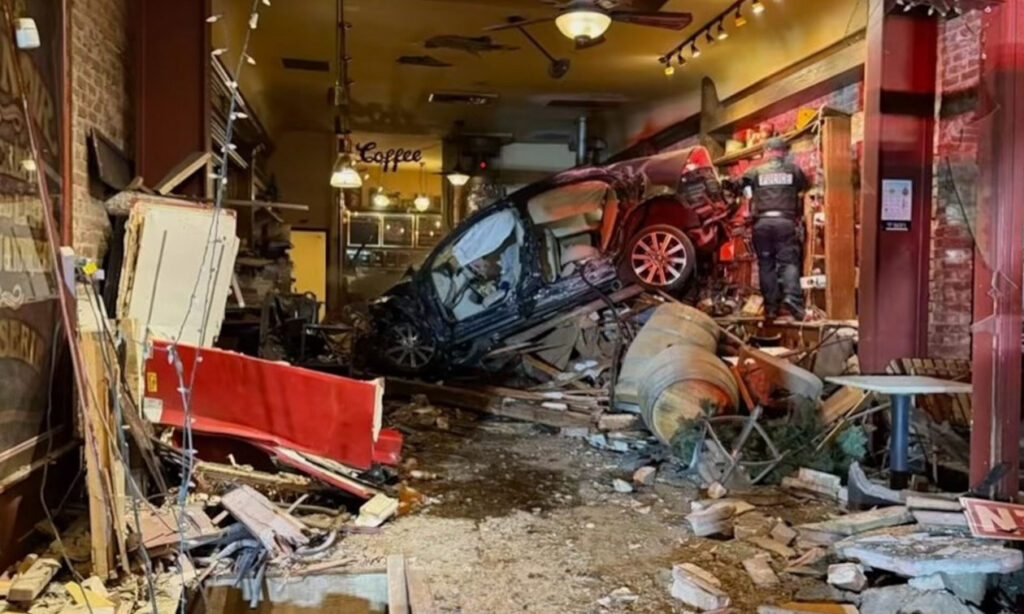 ΕΚΤΑΚΤΟ – Άνδρας έπεσε με το αυτοκίνητο σε καφετέρια