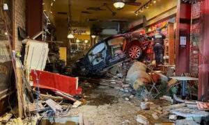 ΕΚΤΑΚΤΟ – Άνδρας έπεσε με το αυτοκίνητο σε καφετέρια