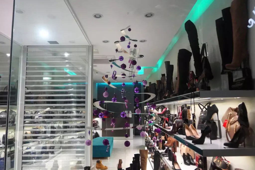 Εορταστικό ωράριο από 11/12/25 : Πώς θα λειτουργήσουν τα καταστήματα σε Αθήνα Πειραιά & Θεσσαλονίκη