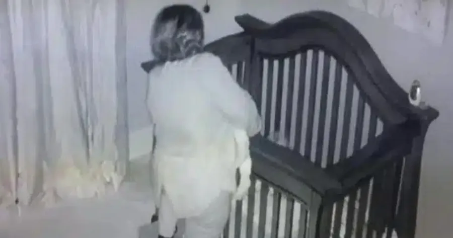 Γιαγιά πάει στην κούνια να δει το μωρό που κοιμάται – Αυτό που καταγράφει η κρυφή κάμερα λίγα λεπτά μετά δεν περιγράφεται