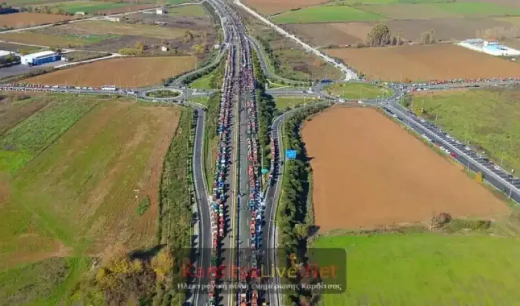 Συγκλονιστικό πλάνο από ψηλά: Το μεγάλο αγροτικό μπλόκο της Καρδίτσας στον Ε65