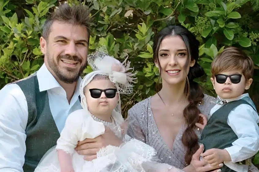 Άκης Πετρετζίκης: «Δεν υπάρχει πιο ωραίο πράγμα από το να έχεις οικογένεια – Δε μπορώ να φύγω από τα παιδιά μου»