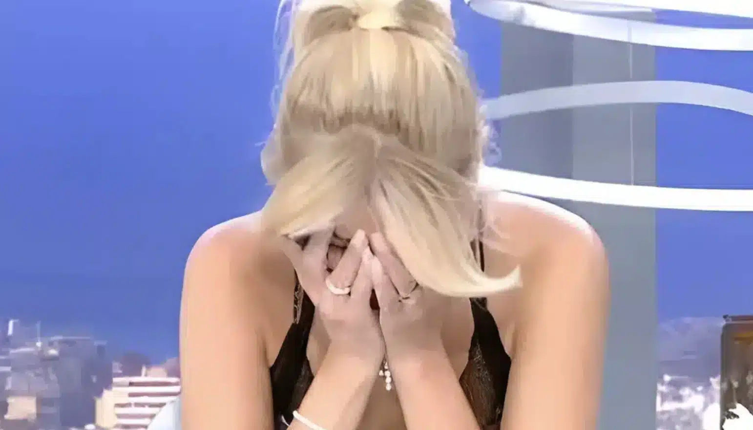 Με άλλη μύτη, άλλα χείλη και μαλλί «καρπολάχανο»: H Φαίη Σκορδά στη πρώτη της τηλεοπτική εμφάνιση ήταν μια άλλη