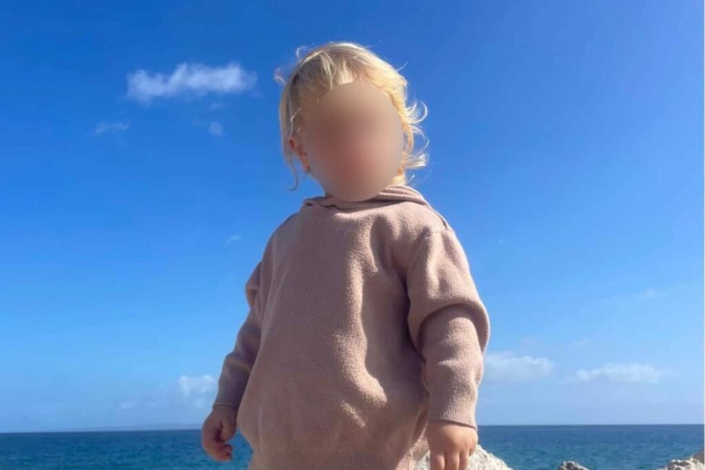 Αυτός είναι το ξανθό αγγελούδι που κατασπάραξε το πίτμπουλ χτες στην Ζάκυνθο – Μαθεύτηκε όλη η αλήθεια