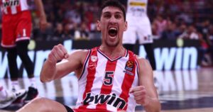 Ο καλαθοσφαιριστής Γιαννούλης Λαρεντζάκης έκανε την πιο ρομανική πρόταση γάμου στην αγαπημένη του