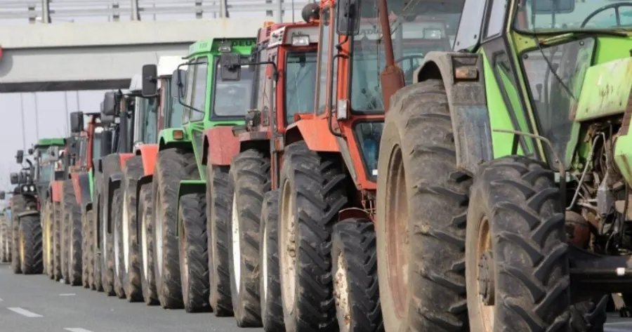 ΕΚΤΑΚΤΟ: Αυτοκίνητο έπεσε πάνω στα μπλόκα των αγροτών