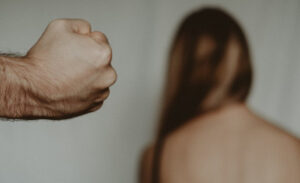 Συγκλονίζει νέα γυναικοκτονία – Nεκpή 49χρονη, καταζητείται ο σύζυγός της