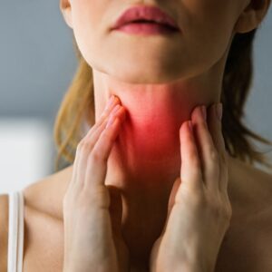 «Μυστηριώδης ιός του λαιμού» σαρώνει τον πλανήτη – Τα συμπτώματα που πρέπει να προσέξετε