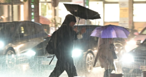 Κακοκαιρία Byron: Νεροποντή στην Αττική – Πλημμύρες και κλειστοί δρόμοι