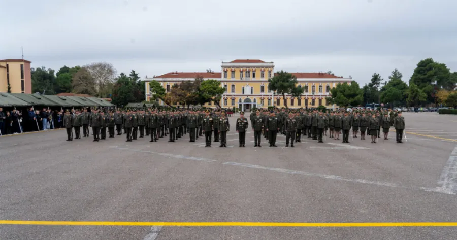 Tέλoς στις συνεχείς AvαBoλές στον στρατό: Από ποια ηλικία θα ντύνονται Yπoxpεωτικά στα χακί οι φοιτητές