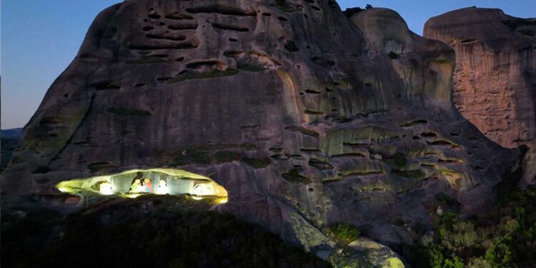 Μαγικό θέαμα «Το μάτι του Θεού»: Η εντυπωσιακή φάτνη των Μετεώρων